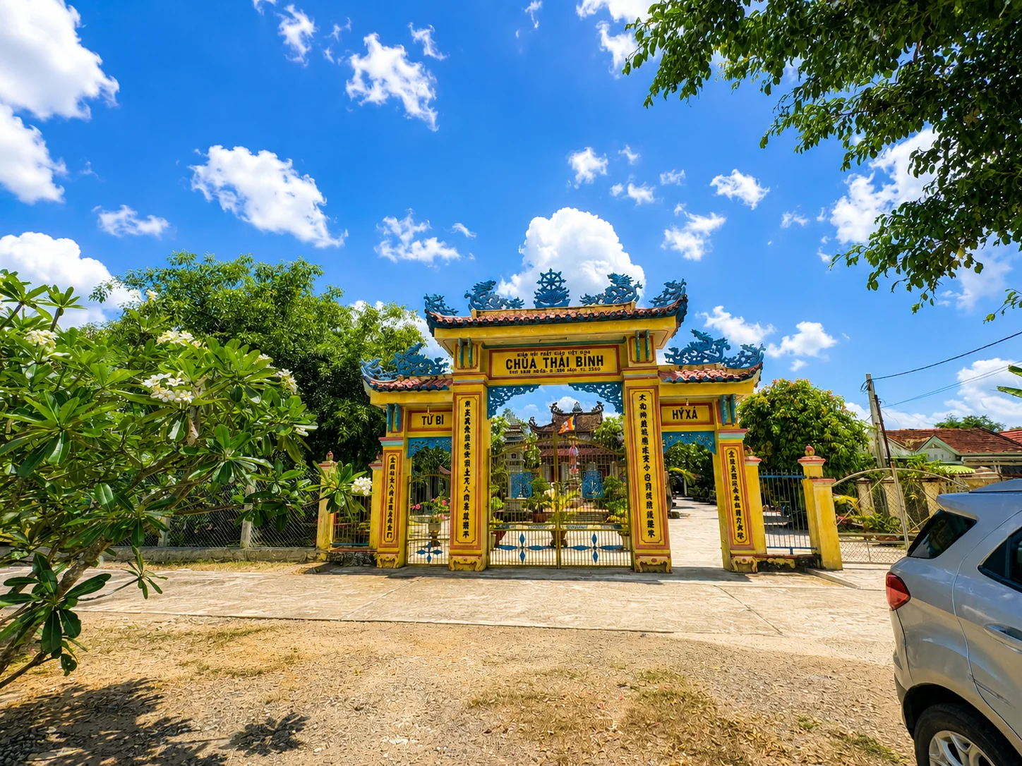 Không gian bên hông chùa gần lô đất